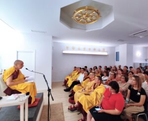 Guenla Kelsang Kunsang impartiendo el curso el sábado por la mañana
